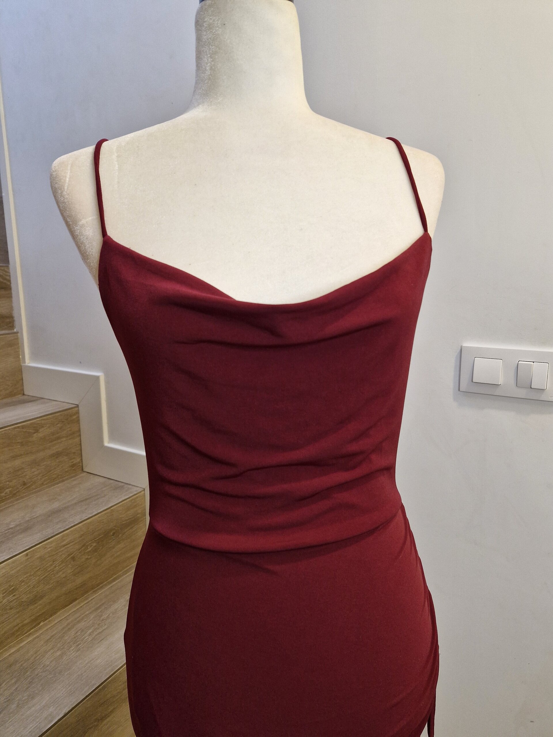 Vestido corto asimetrico burdeos - 4