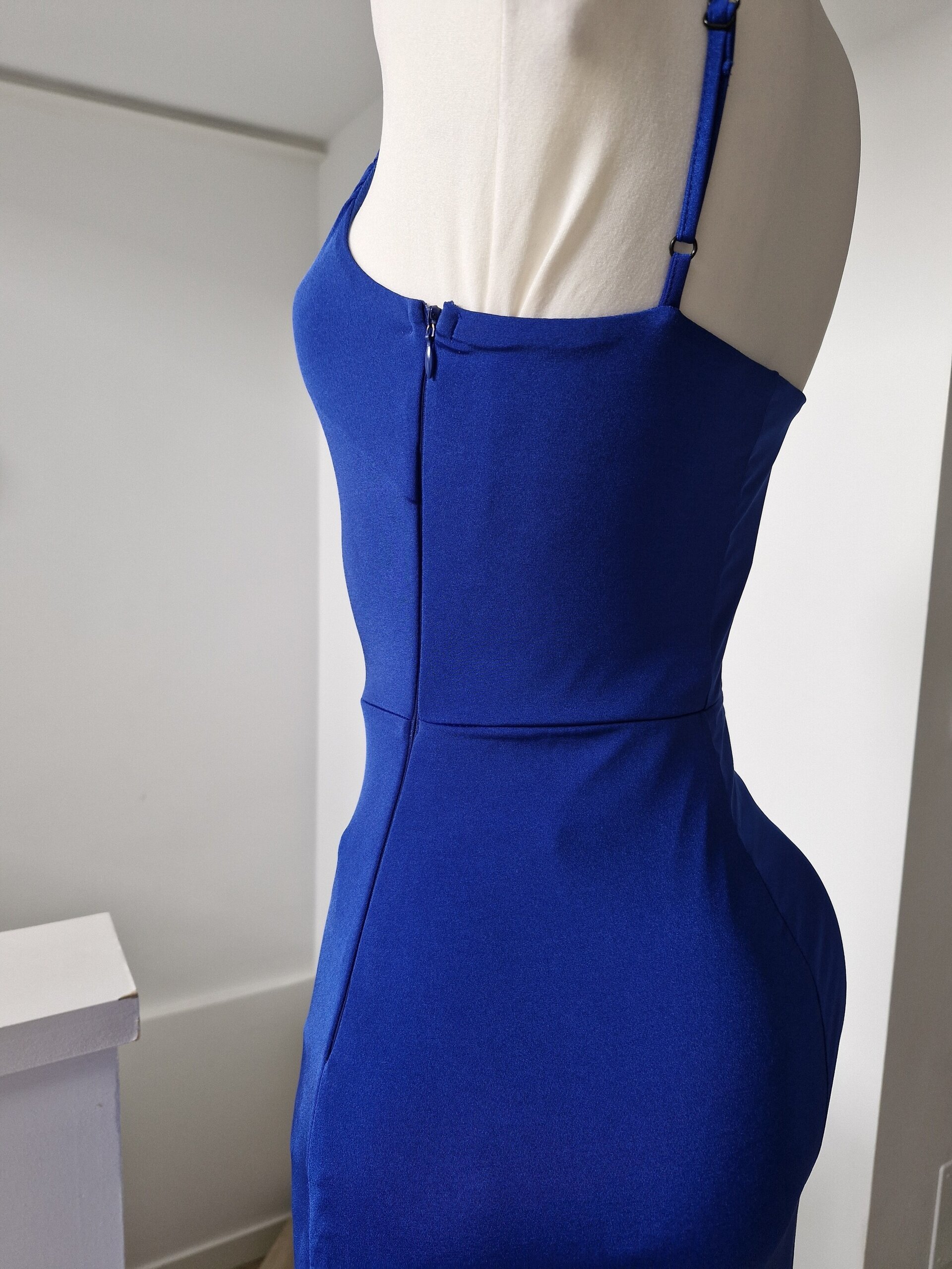 Vestido largo azul con manga asimétrica - 5