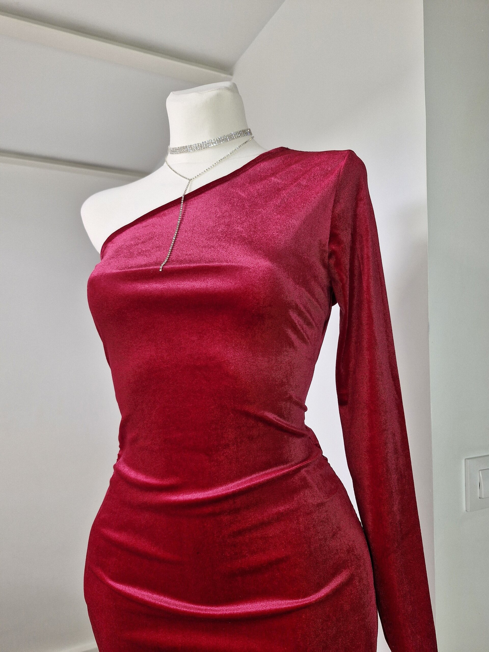 Vestido de terciopelo con manga asimetrica - 2