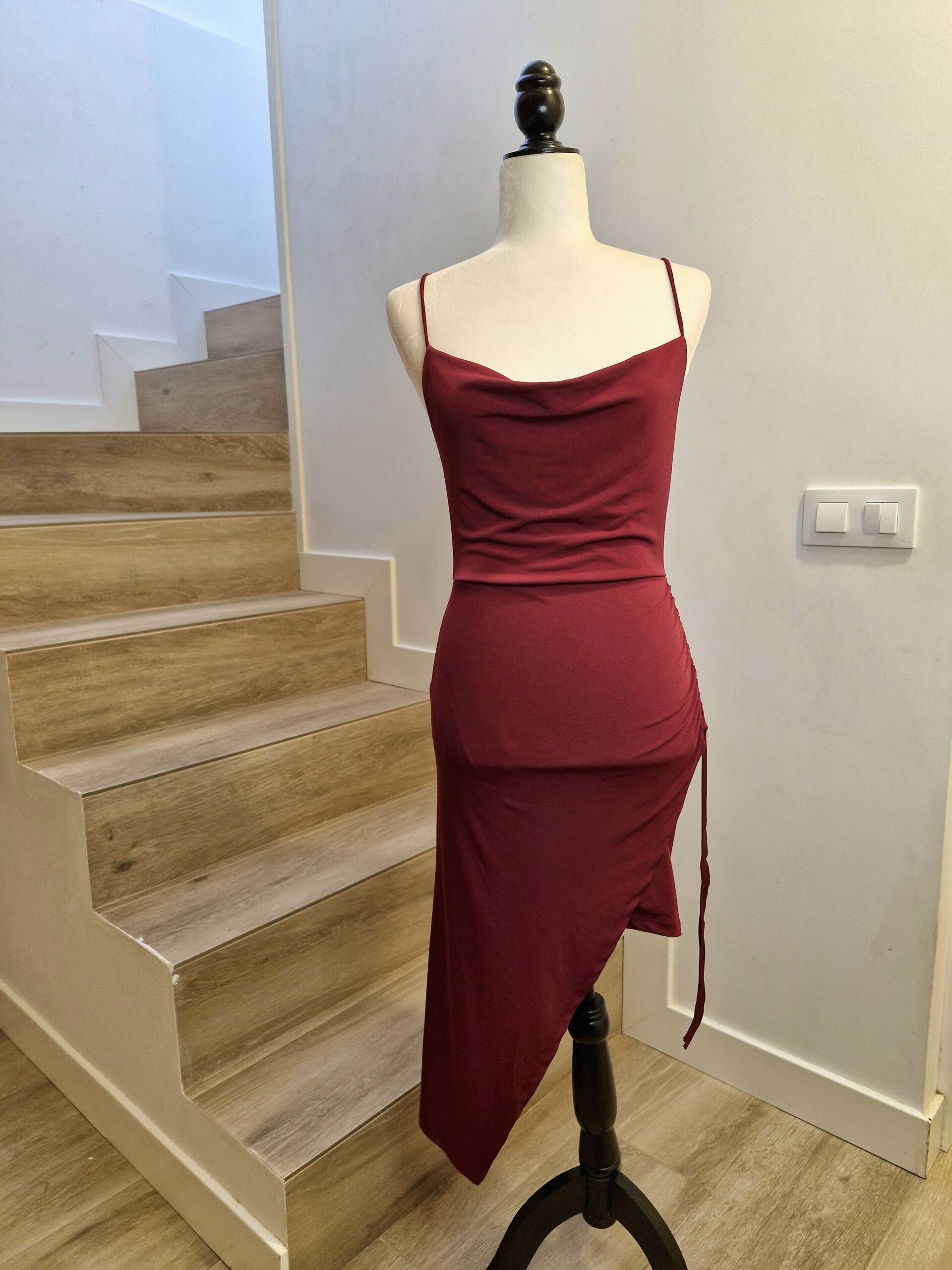 Vestido corto asimetrico burdeos - 1