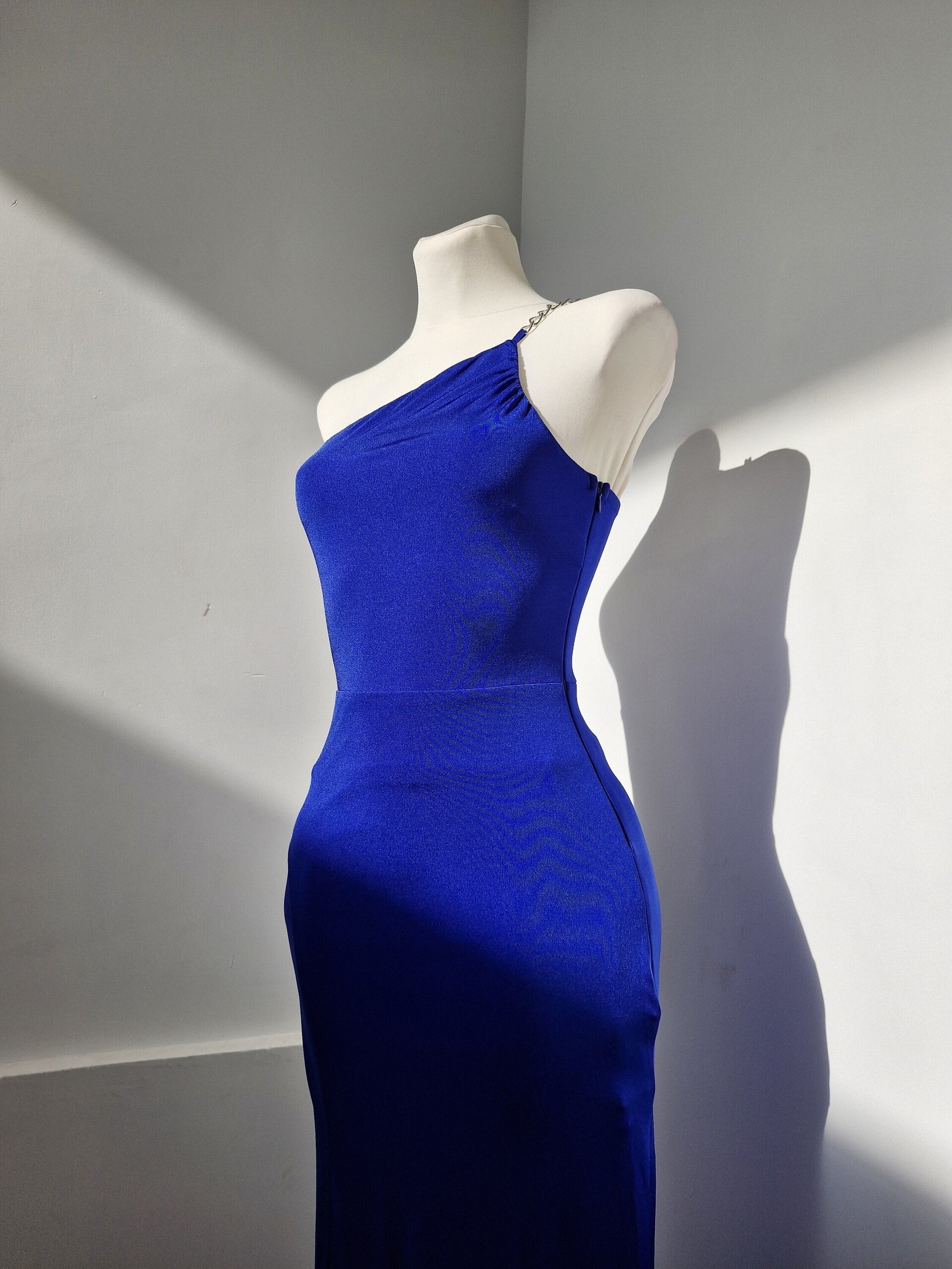 Vestido largo azul con manga asimétrica - 2