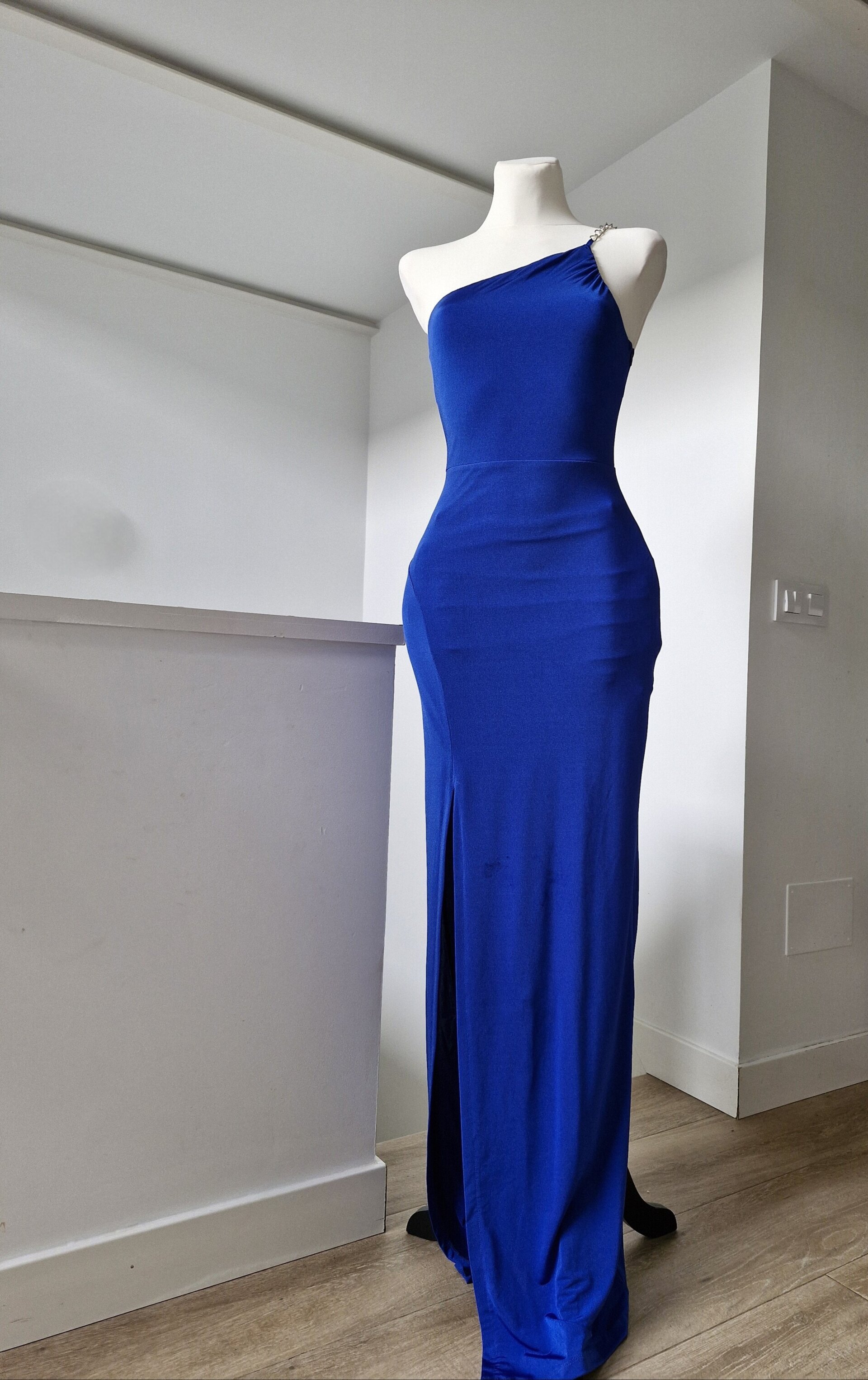 Vestido largo azul con manga asimétrica - 3