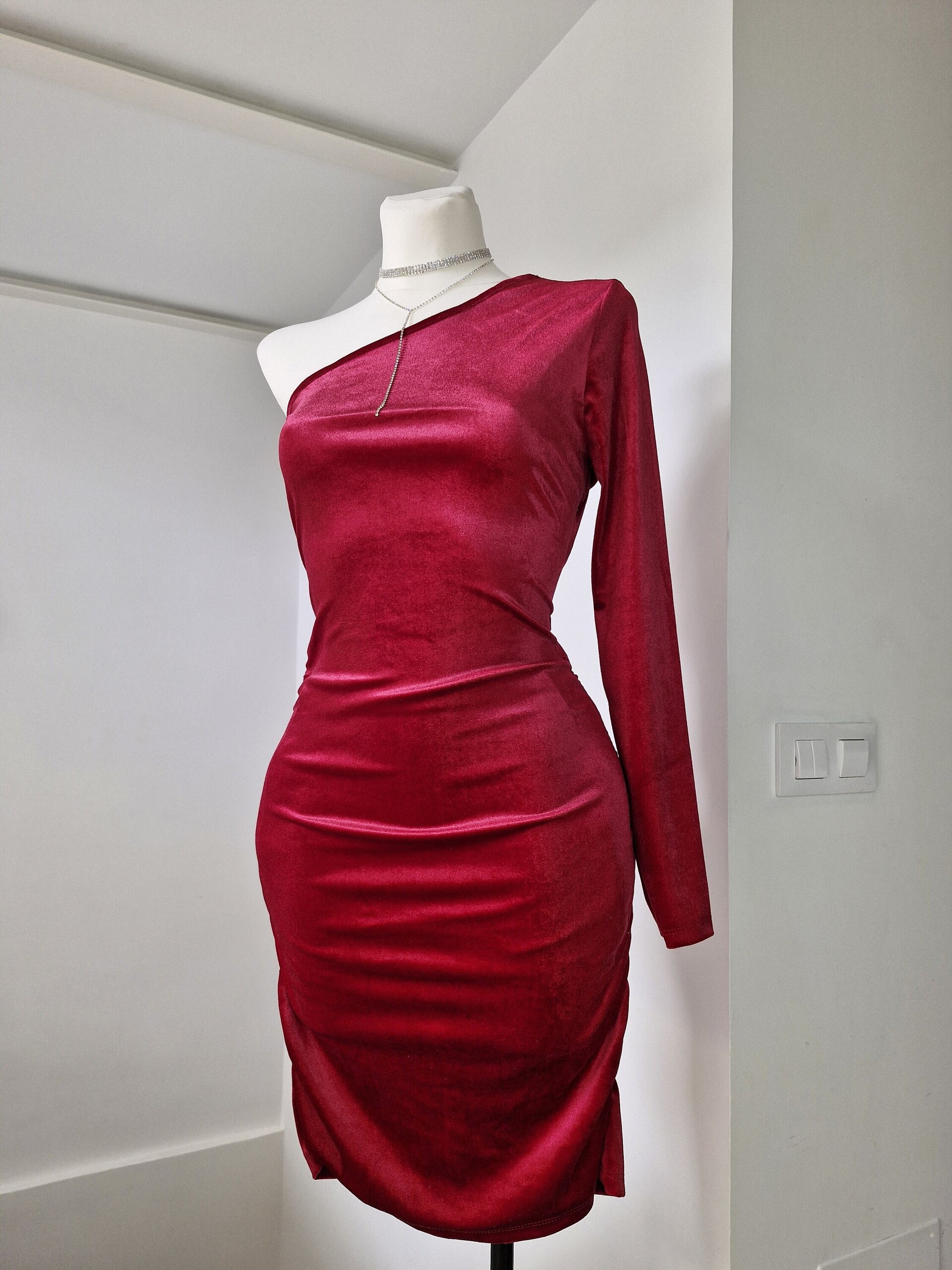 Vestido de terciopelo con manga asimetrica - 4