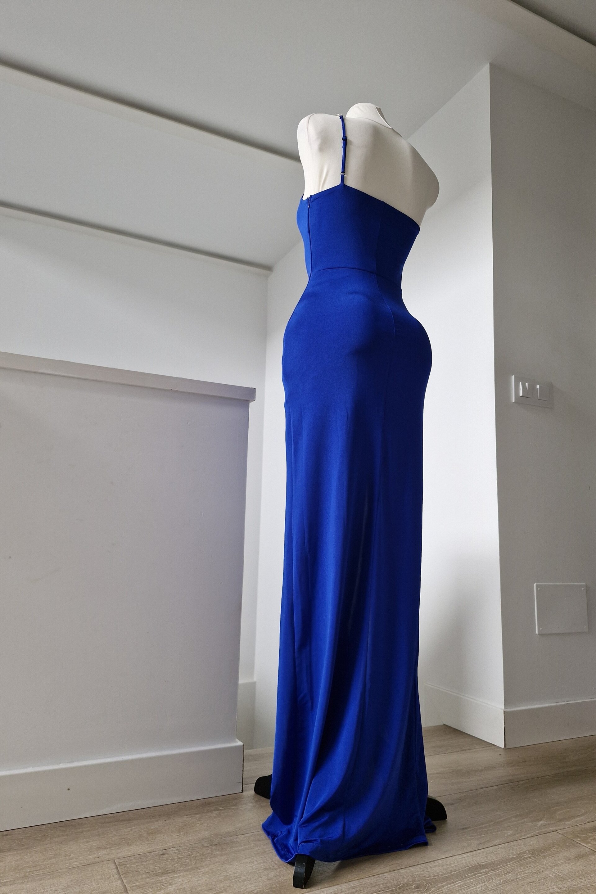 Vestido largo azul con manga asimétrica - 6