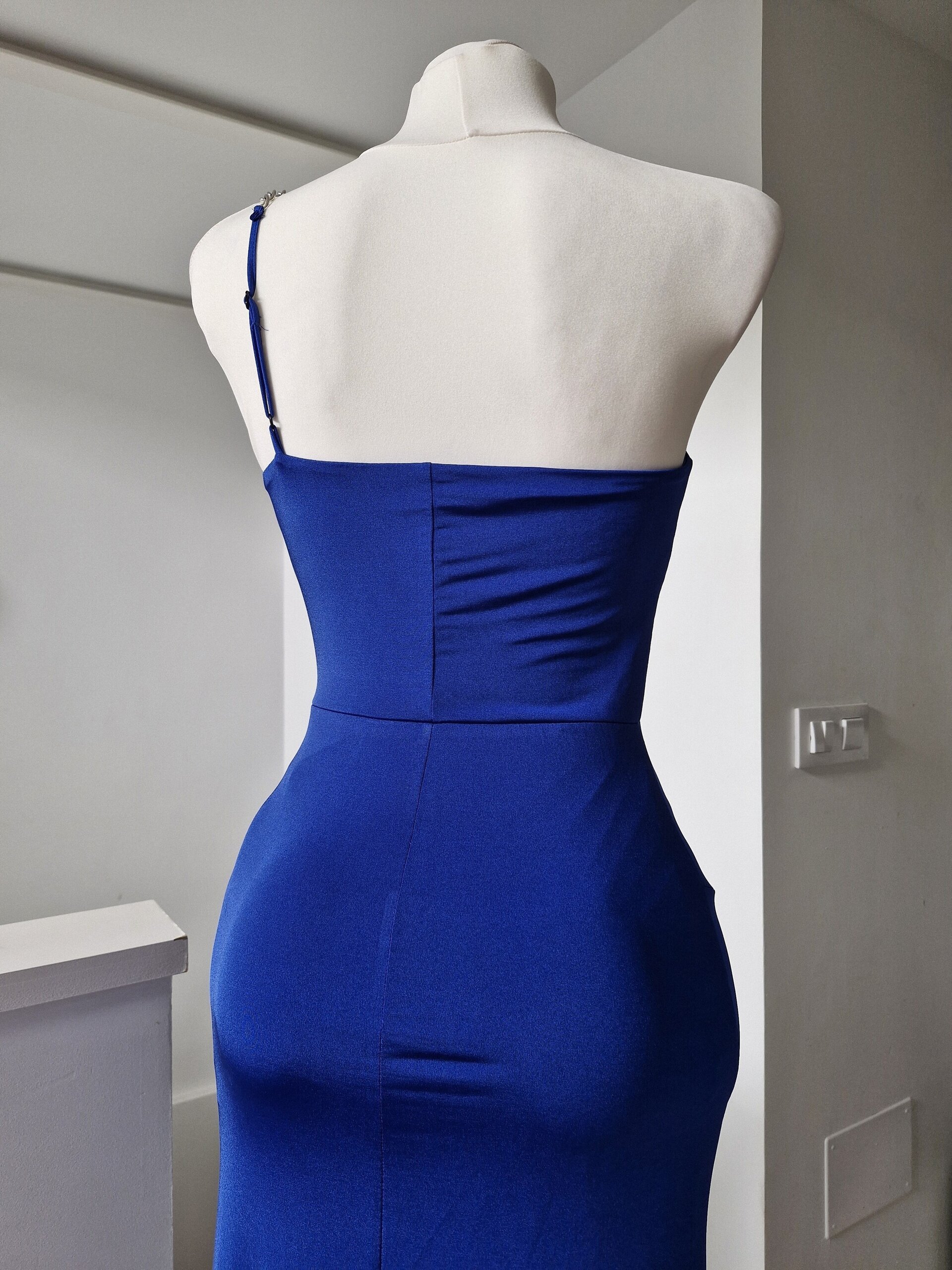 Vestido largo azul con manga asimétrica - 7