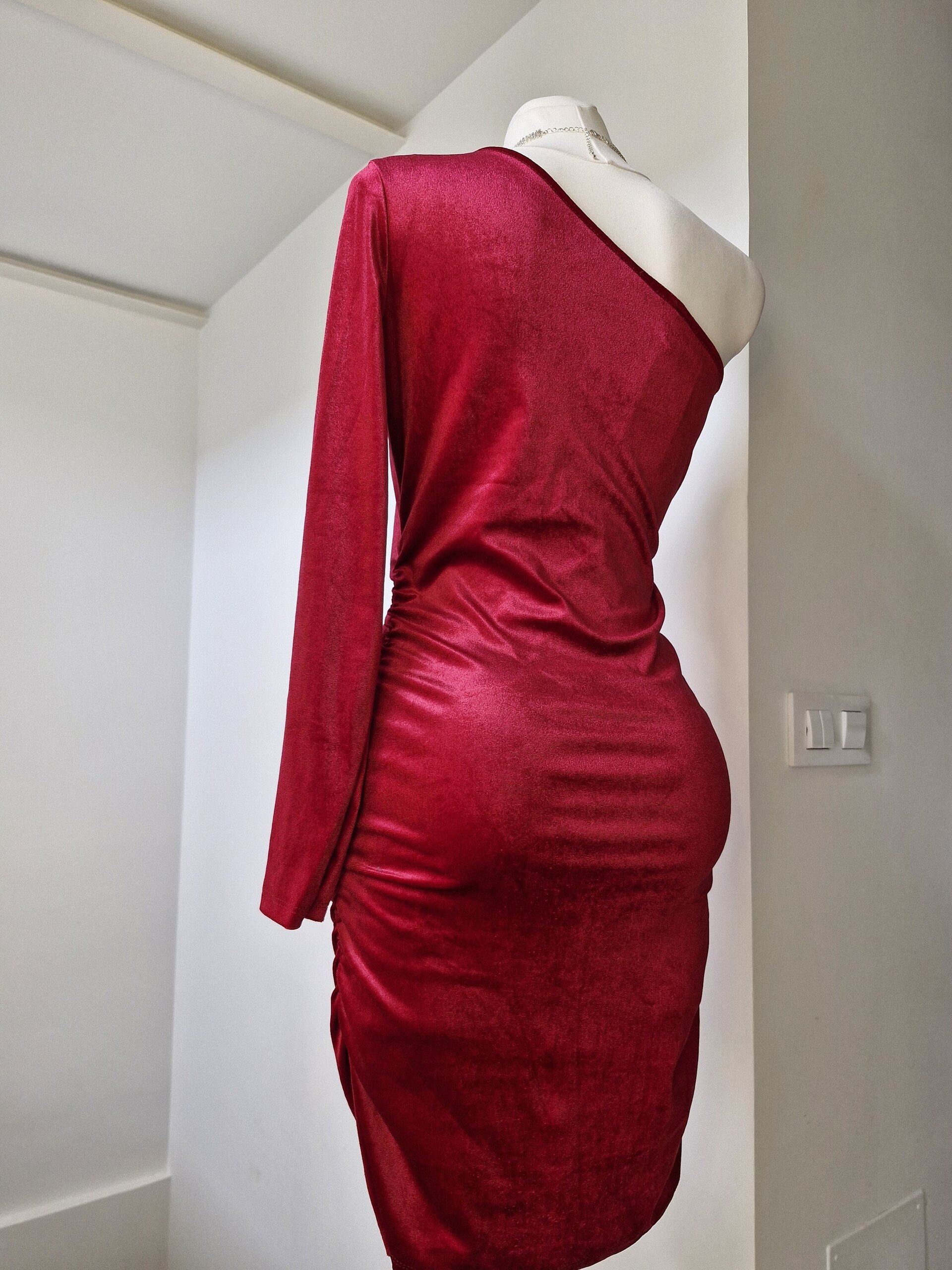 Vestido de terciopelo con manga asimetrica - 5